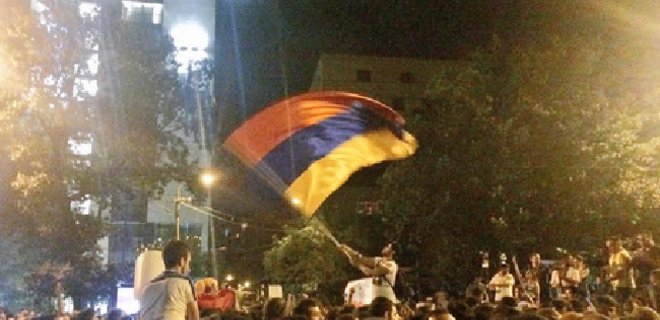 В центре Еревана возобновился митинг против повышения тарифов - Фото