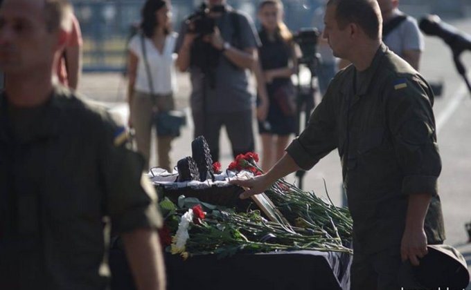Под Киевом попрощались с погибшими под Радой нацгвардейцами: фото