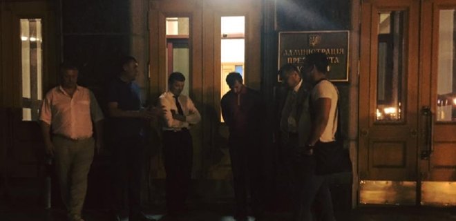 Депутаты Ляшко под стенами АП потребовали встречи с Порошенко - Фото