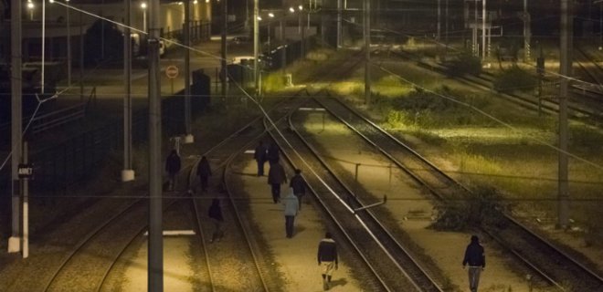 Под Ла-Маншем мигранты на 4 часа заблокировали движение поездов - Фото
