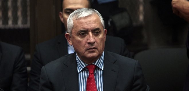 Президент Гватемалы ушел в отставку из-за коррупционного скандала - Фото