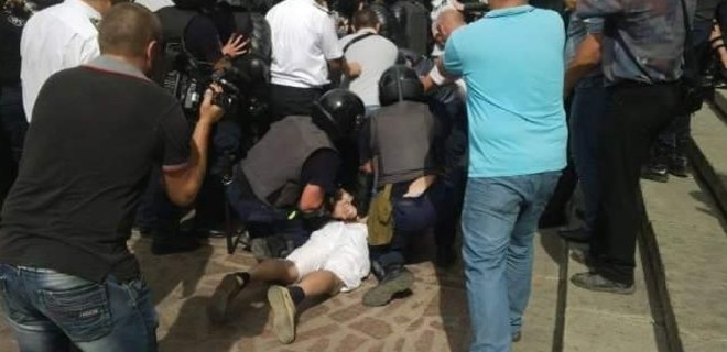 Народный протест в Молдове: первые столкновения с полицией - Фото