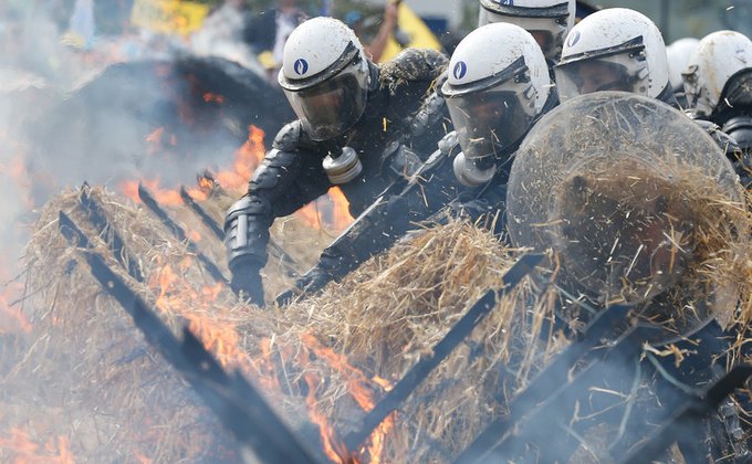 Огонь и сено. Как фермеры пикетируют здание Еврокомиссии: фото
