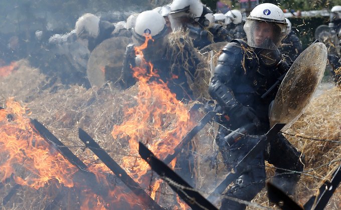 Огонь и сено. Как фермеры пикетируют здание Еврокомиссии: фото