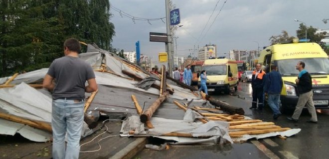 В российской Казани крыша дома рухнула на остановку, есть раненые - Фото