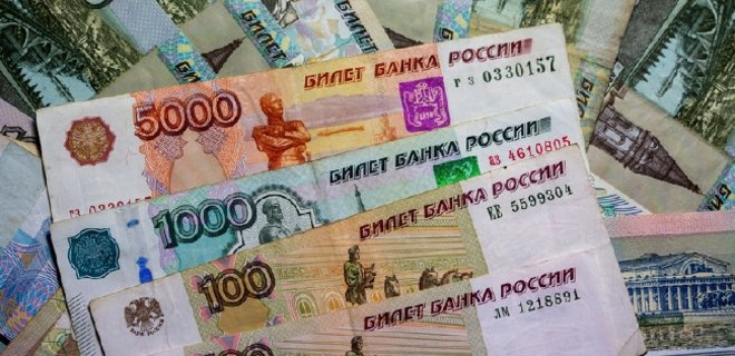 Российский рубль продолжает обесцениваться - Фото