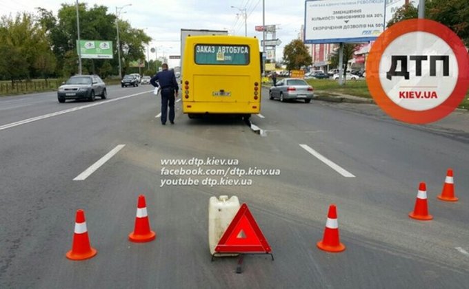 В Киеве маршрутка с людьми на скорости врезалась в грузовик: фото