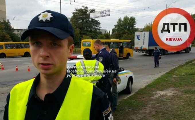 В Киеве маршрутка с людьми на скорости врезалась в грузовик: фото