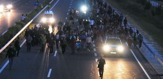 В Венгрии беженцы прорвали заслоны и пешком идут в столицу - СМИ - Фото