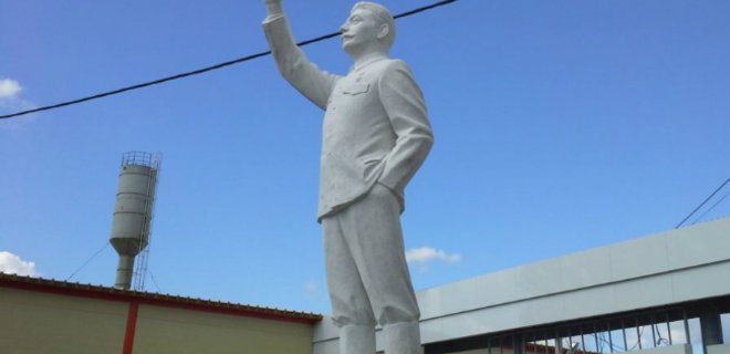 В России установили трехметровый памятник Сталину - Фото