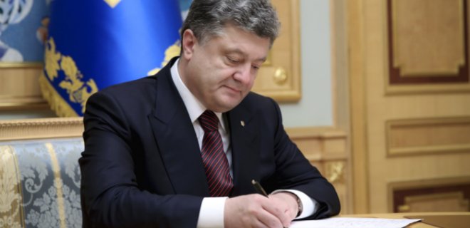 Порошенко подписал закон о раскрытии конечных владельцев СМИ - Фото