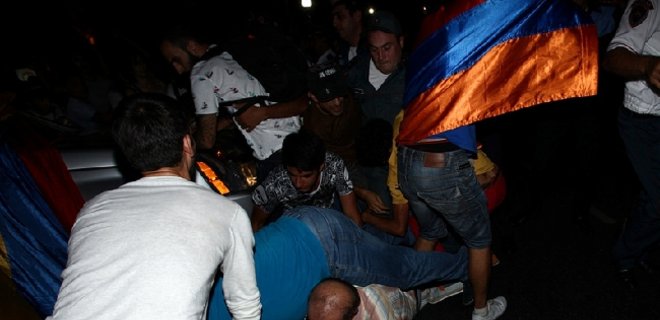 В Ереване полиция разгоняет тарифный Майдан: начались аресты - Фото