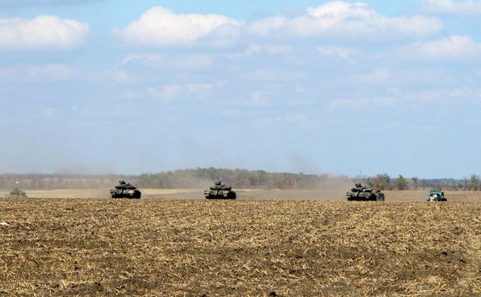 Под Мариуполем танкисты ВСУ провели боевые стрельбы: фото