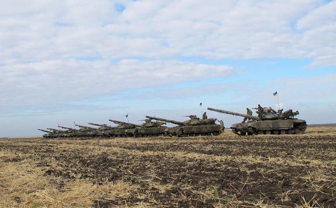 Под Мариуполем танкисты ВСУ провели боевые стрельбы: фото