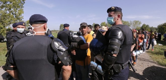 Беженцы прорвали кордон полиции и проникли в Хорватию из Сербии - Фото
