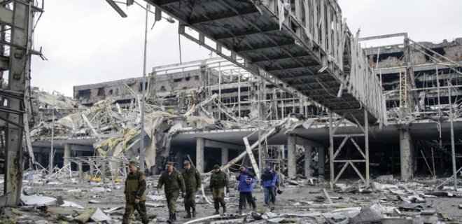 Порошенко просят учредить госнаграду защитникам аэропорта Донецка - Фото