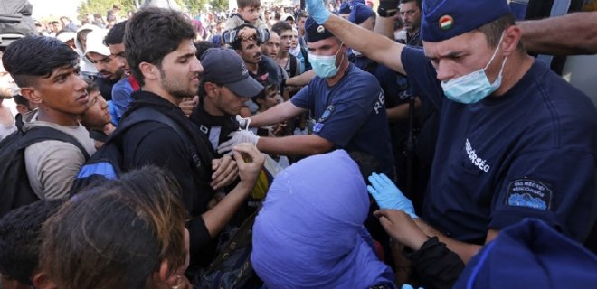 МИД Венгрии осудило Хорватию за отказ принимать беженцев - Фото