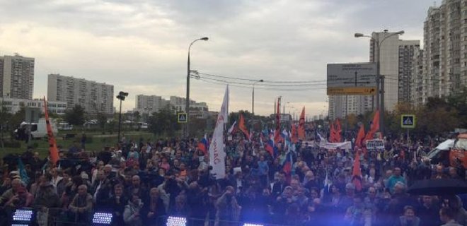 В Москве оппозиция проводит массовый митинг за сменяемость власти - Фото