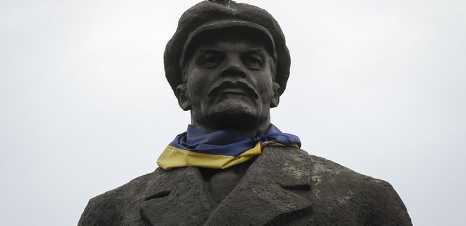 В Киеве планируют снести более 100 советских памятников - Фото