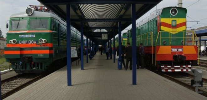 В Киеве двое парней погибли при попытке сделать селфи на поезде - Фото