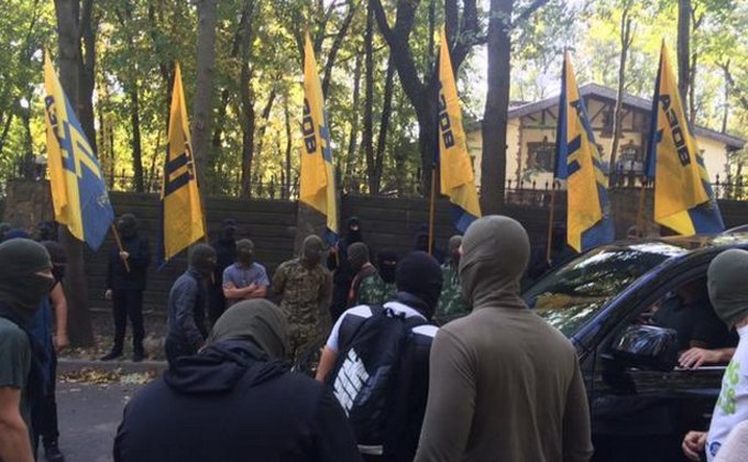 В Харькове активисты блокировали дом Добкина и горсовет: фото