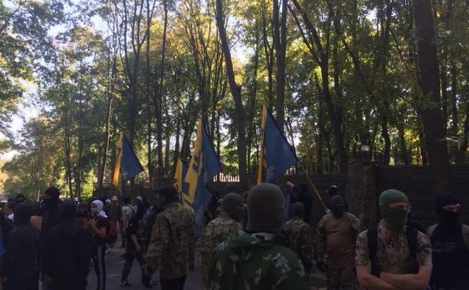 В Харькове активисты блокировали дом Добкина и горсовет: фото