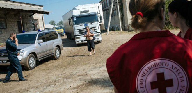 Боевики не пустили в Донецк 8 фур гумпомощи от Красного креста - Фото