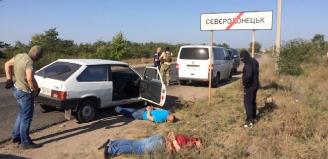 На Луганщине двое правоохранителей попались на взятке: фото - Фото