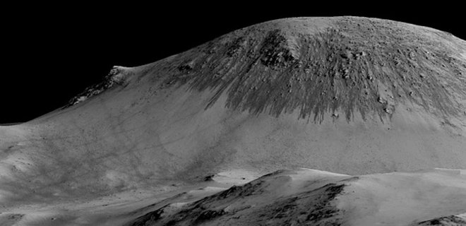 NASA нашло доказательства наличия жидкой соленой воды на Марсе - Фото