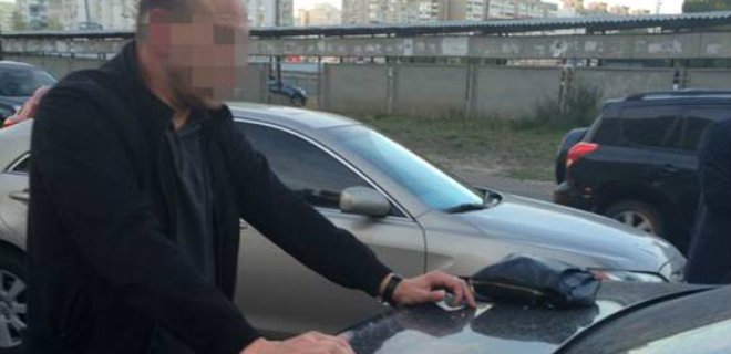 СБУ задержала чиновника при получении взятки в виде iPhone 6 - Фото