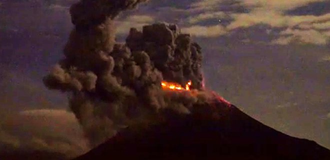 Проснулся самый активный вулкан Мексики: видео извержения - Фото