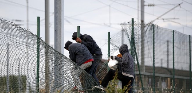Евротоннель приостановил работу из-за наплыва мигрантов - Фото
