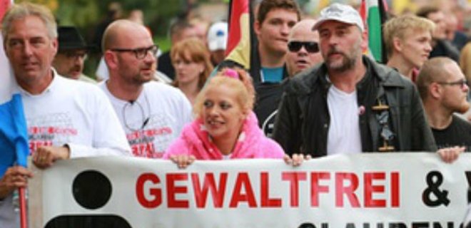 В Саксонии три тысячи немцев вышли протестовать против беженцев - Фото