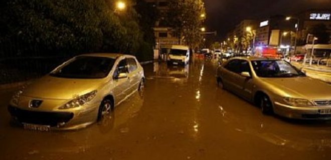 В наводнении на юге Франции погибла украинка - Фото