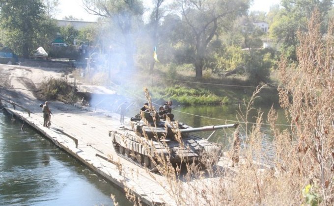 Украина начала отвод танков на 15 км от линии фронта: фото