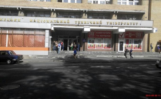 Боевики на билбордах и пустынные улицы: фоторепортаж из Донецка