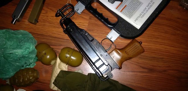 На Киевщине в двух помещениях обнаружен большой арсенал оружия - Фото