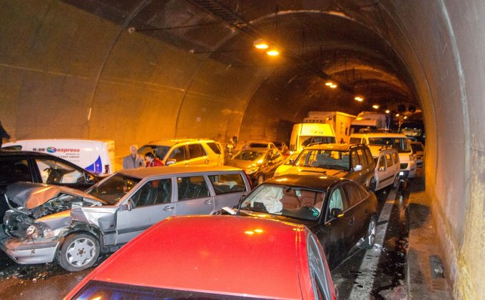 Кровавое ДТП в тоннеле вблизи Софии: погибли трое человек - фото