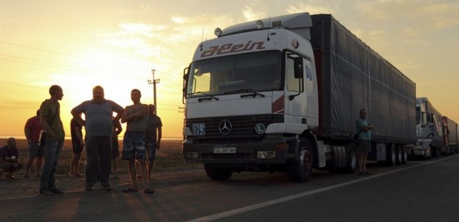 Транспортный поток в Крым сократился в два раза - погранслужба - Фото
