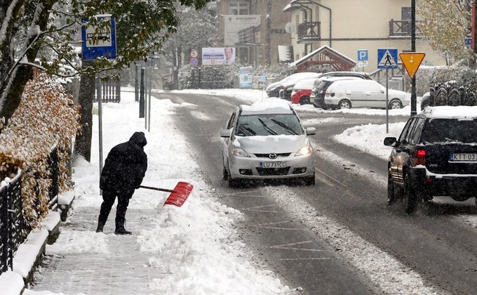 В Польше вследствие мощного снегопада погибли двое человек: фото