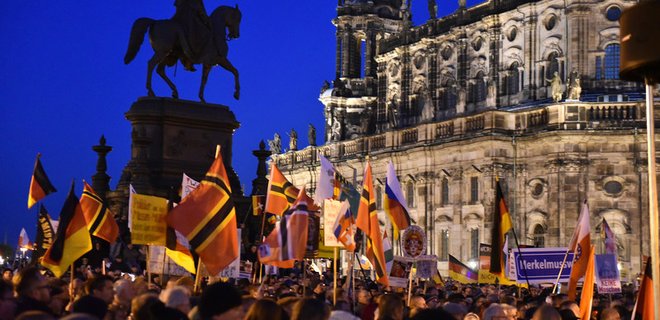 В Дрездене тысячи людей вышли на митинг против мигрантов - Фото