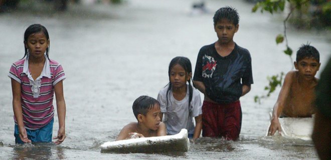 На Филиппинах продолжает бушевать тайфун - Фото