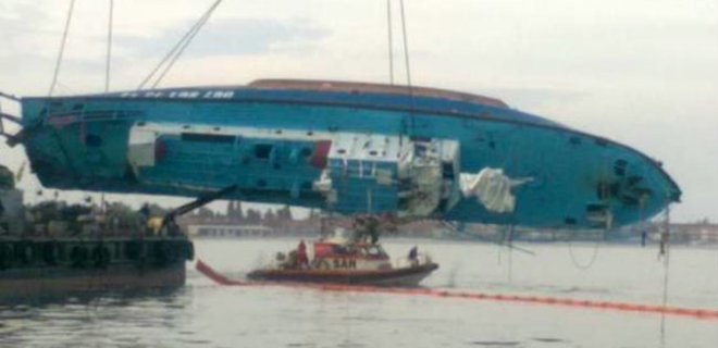 Спасатели подняли катер Иволга с двумя телами внутри - Фото