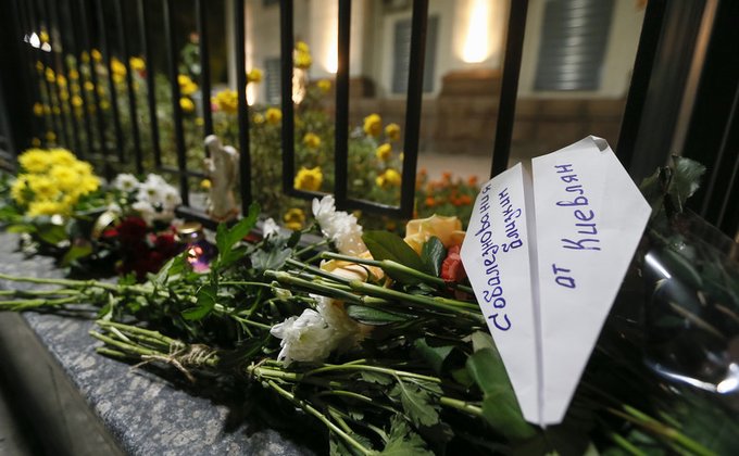 К посольству РФ в Киеве в связи с гибелью Airbus A321 несут цветы