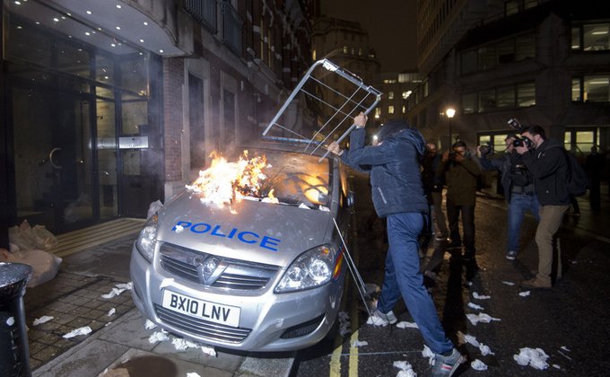 В Лондоне демонстранты в масках Гая Фокса подрались с полицией