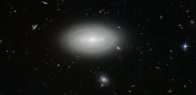 Телескоп Hubble сделал фото самой одинокой галактики - Фото