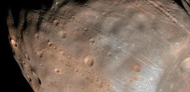 Cпутник Марса Фобос начал разваливаться - NASA - Фото