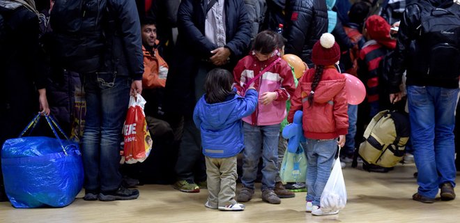 Швеция временно введет контроль на границе из-за наплыва беженцев - Фото