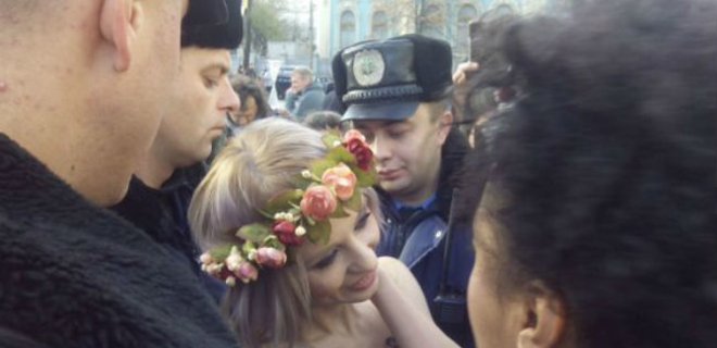 Под Радой задержаны активистки Femen: фото - Фото
