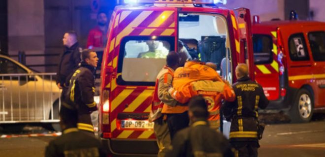 В парижском театре удерживают около 100 заложников - Фото